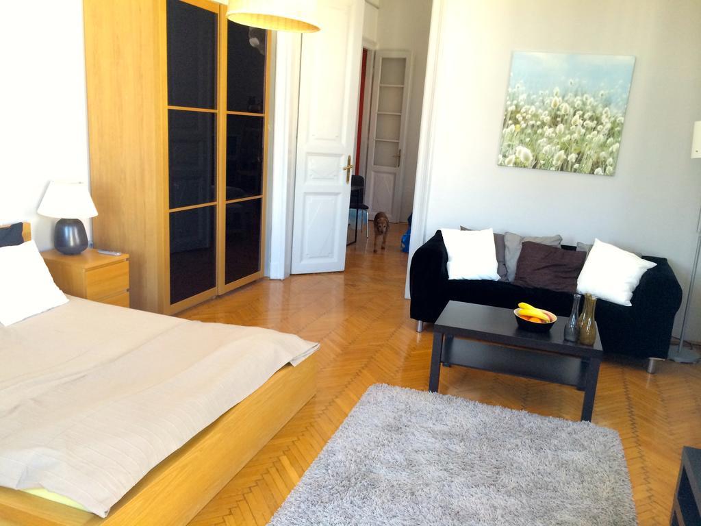 Budget Apartment By Hi5 - Oktober 6 Str 4 Boedapest Buitenkant foto