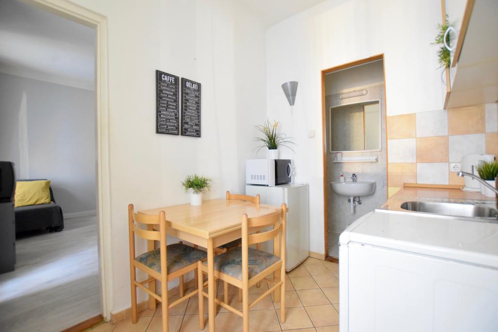 Budget Apartment By Hi5 - Oktober 6 Str 4 Boedapest Buitenkant foto